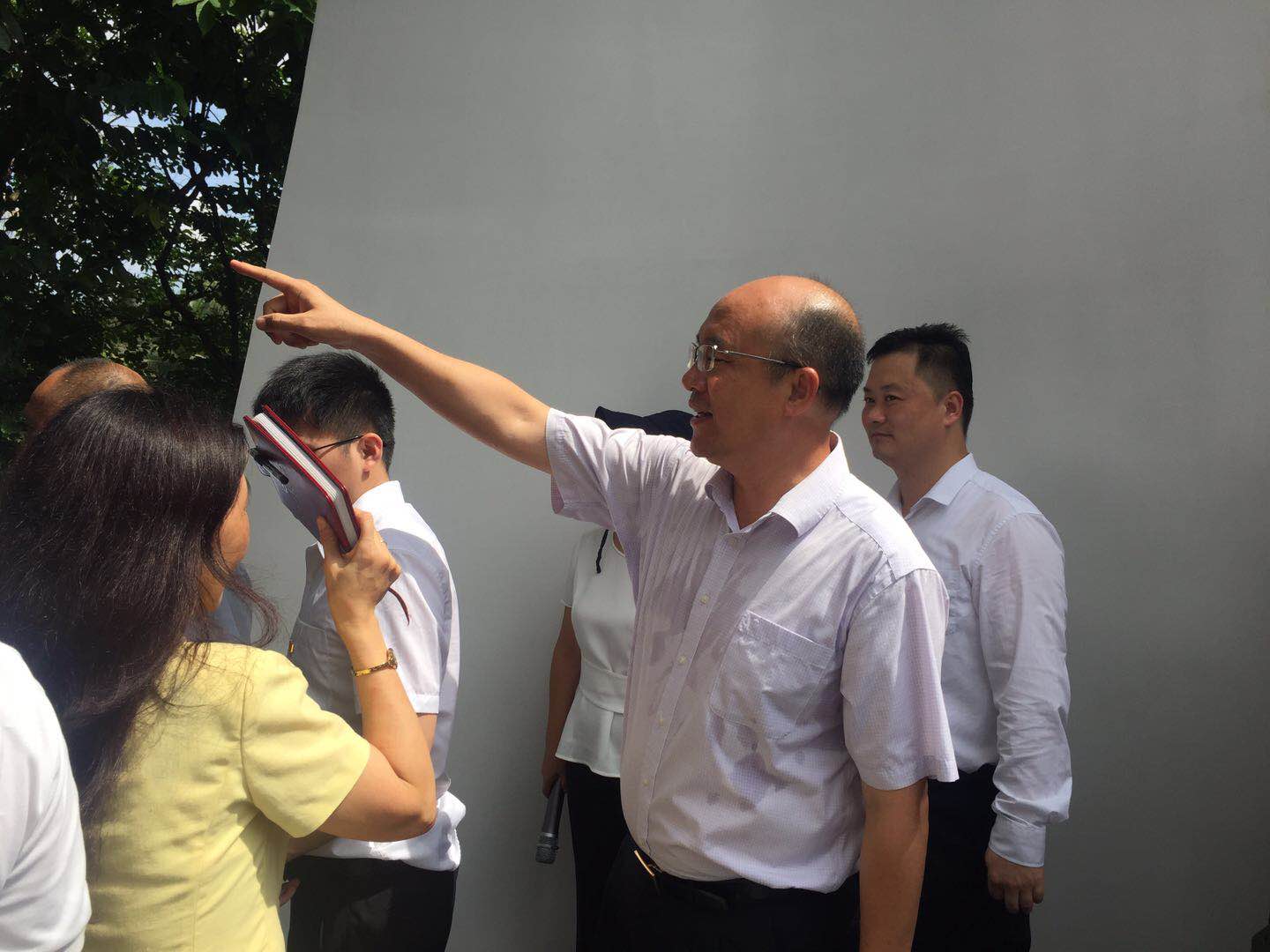 市城管局王国宾局长带队赴荔香公园召开现场会指导“公厕革命”工作！